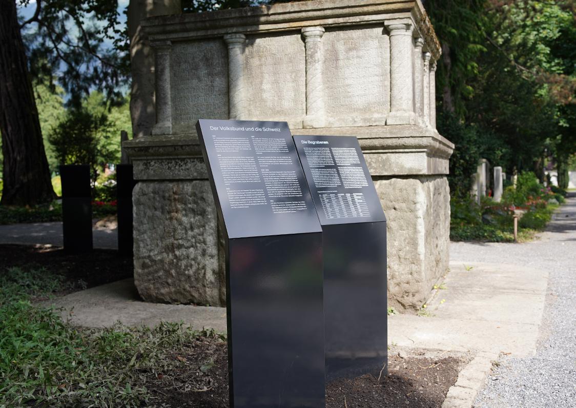 Informationstafeln setzen das Grabdenkmal auf dem Friedhof Daleu in einen historischen Kontext.