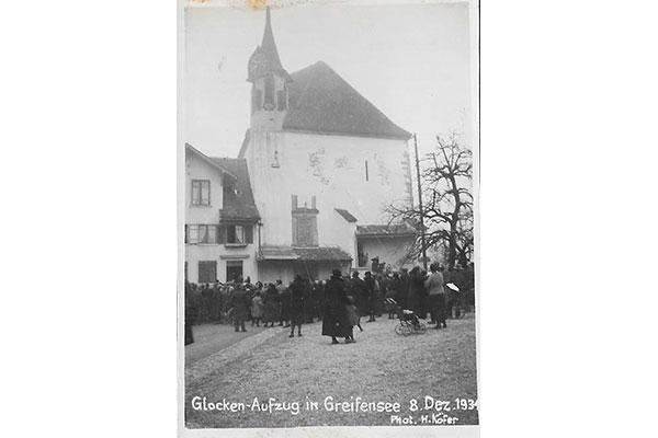 Eine weitere Glocke schwebt hoch: Sie ist unterhalb des Glockenturms zu sehen.