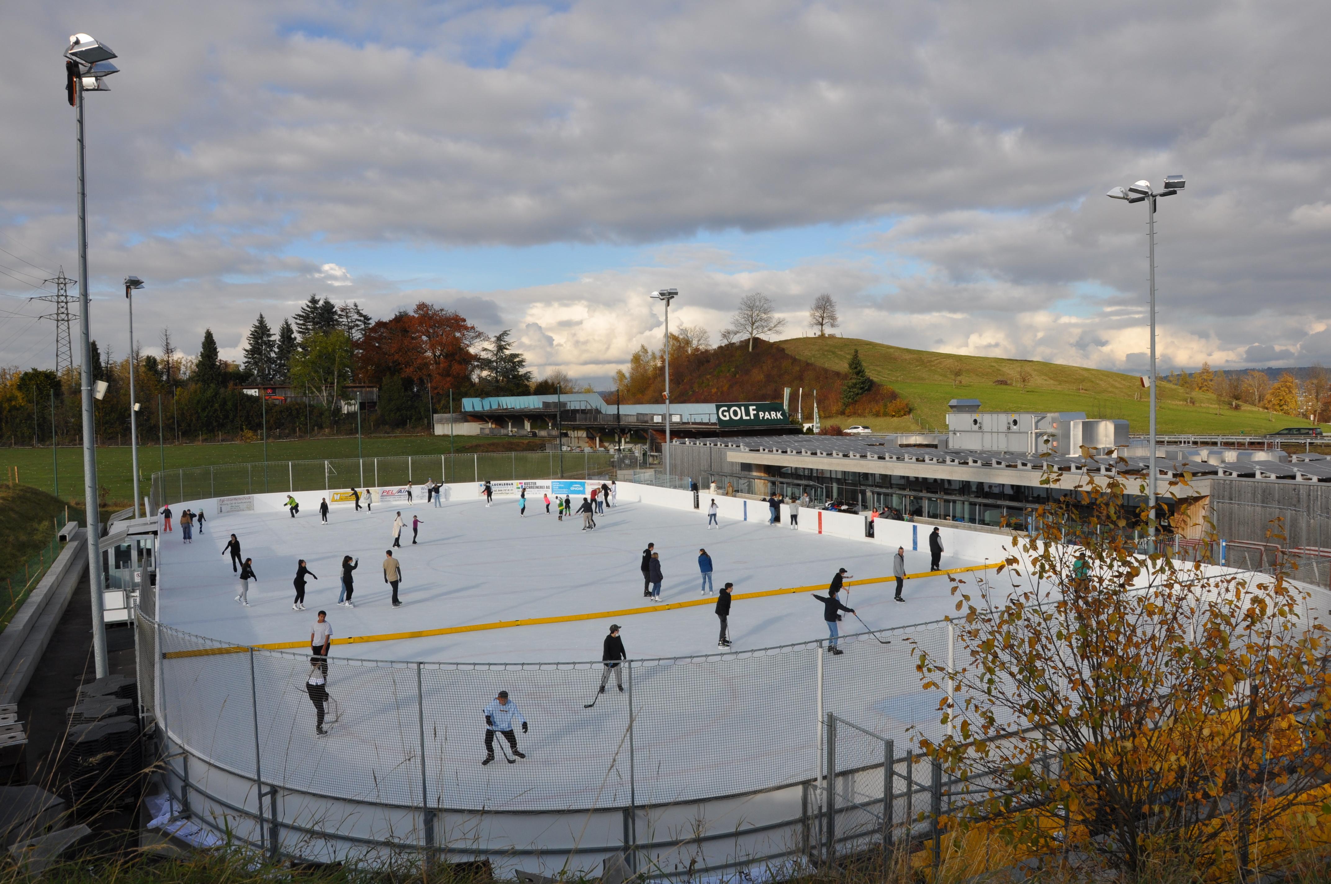 Buntes Treiben auf der Eisbahn Brand im November 2021