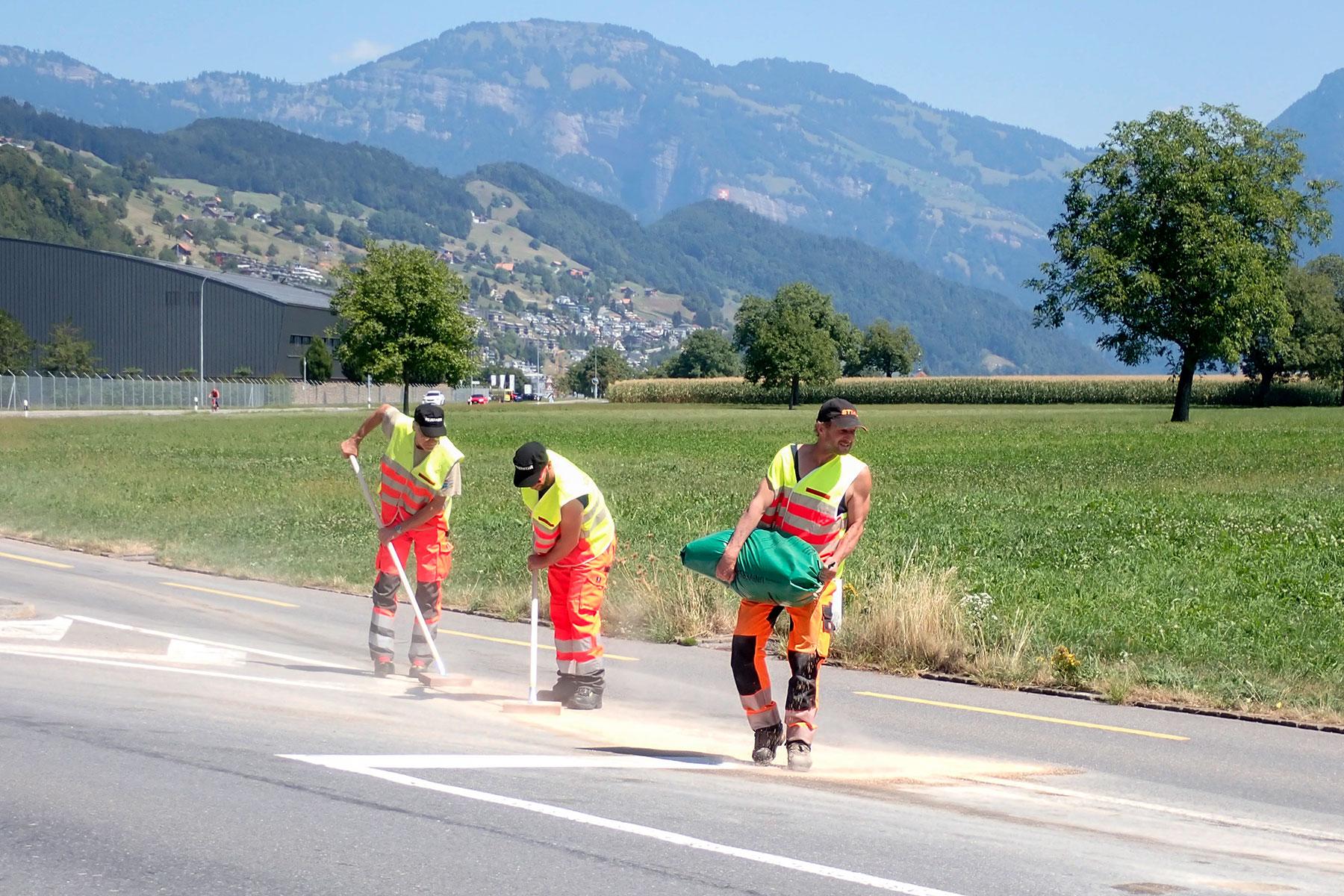 Auf der Ennetbürgerstrasse hat es eine Ölspur.