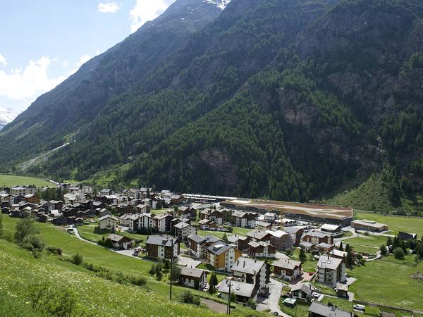 Blick auf Täsch von der Täschalpstrasse