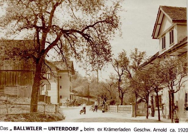 Links vorne: Haus Familie Horat
Links hinten: alte Bäckerei Köpfli
Rechts: Haus ehem. Geschwister Arnold, ehem. Süess Bethli (Abbruch ca. 1993)