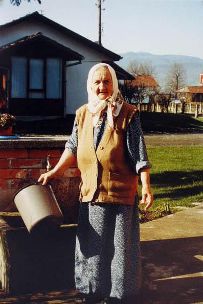 Nana kojoj se svaki put obradujem kad je vidim jer zraèi dobrotom i mudrošæu.
Meine Grossmutter, die ich immer wieder gerne treffe, da sie Gutmütigkeit und Weisheit ausstrahlt.