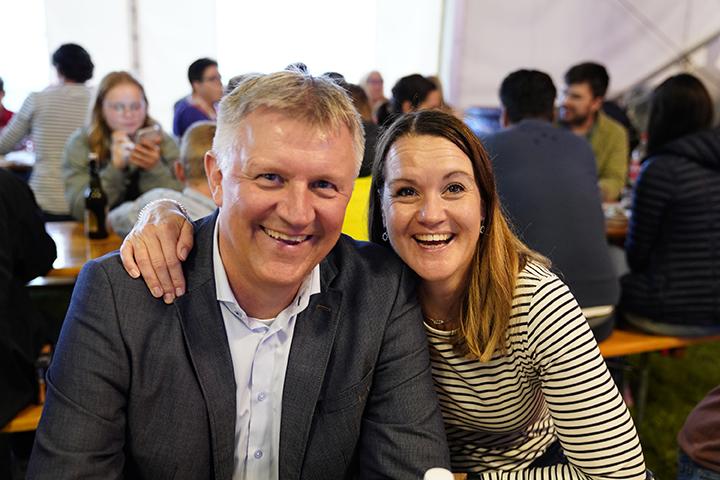 Gemeindeschreiber Peter Lüönd mit seiner Frau Evelyn.