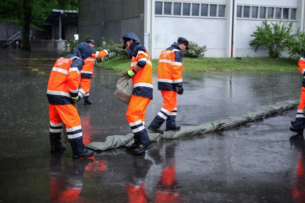 Falls der nahe Bach über die Ufer tritt, wird sein Lauf mit Sandsäcken gelenkt.