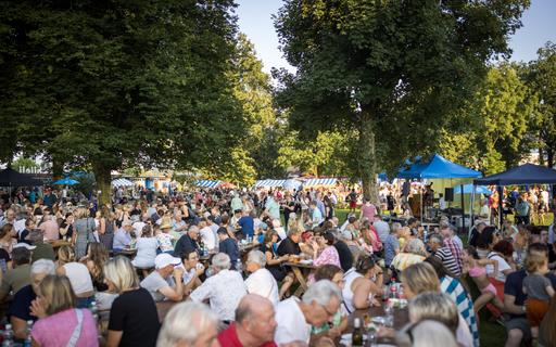 Viele Menschen am Foodfestival zämme ässe.