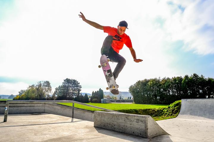 Bild eines Skaters auf der Skateranlage
