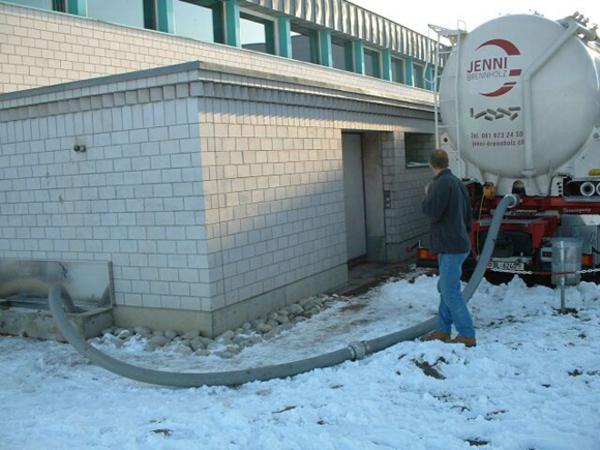 Die Pellets werden in das Lager eingeblasen. Durch drei verschiedene Einlässe kann das Lager optimal befüllt werden.

