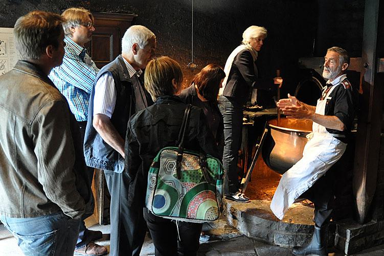 Am Morgen danach in der Schaukäserei Affoltern i.E.: Stadträtin Doris Caviezel-Hidber befolgt beim Rühren im "Emmentaler-Kupferkessi", scharf beobachtet von Gemeinderätinnen und -räten, die Produktionsanweisungen des gestrengen Käsers Anton Gfeller.