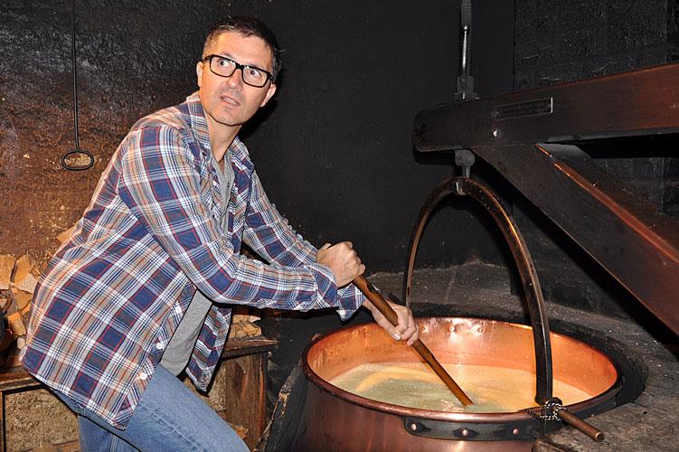 Damit der Emmentaler wird, was von ihm erwartet wird, legt der Emmental-stämmige Churer Gemeinderatspräsident Tom Leibundgut selber Hand an.  