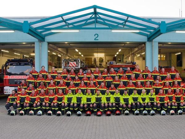 Mannschaftsfotos mit neuer Brandschutzbekleidung