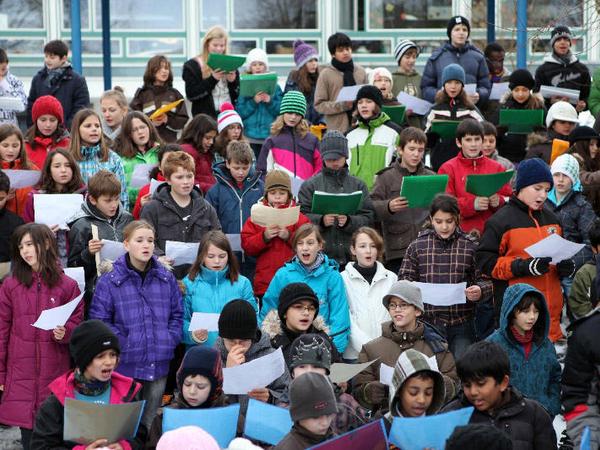 Kinder mit Liedblättern bei der Hauptprobe des Weihnachtsingens