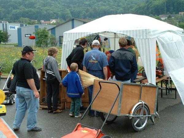 Die Arbeitsgeräte des Werkhofs finden grosses Interesse.
