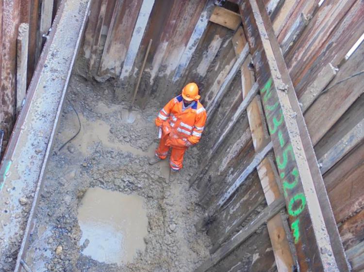 Entwässerung, Startgrube Rohrvortrieb, Aushub wird sukzessiv auf 4.50 m abgetieft