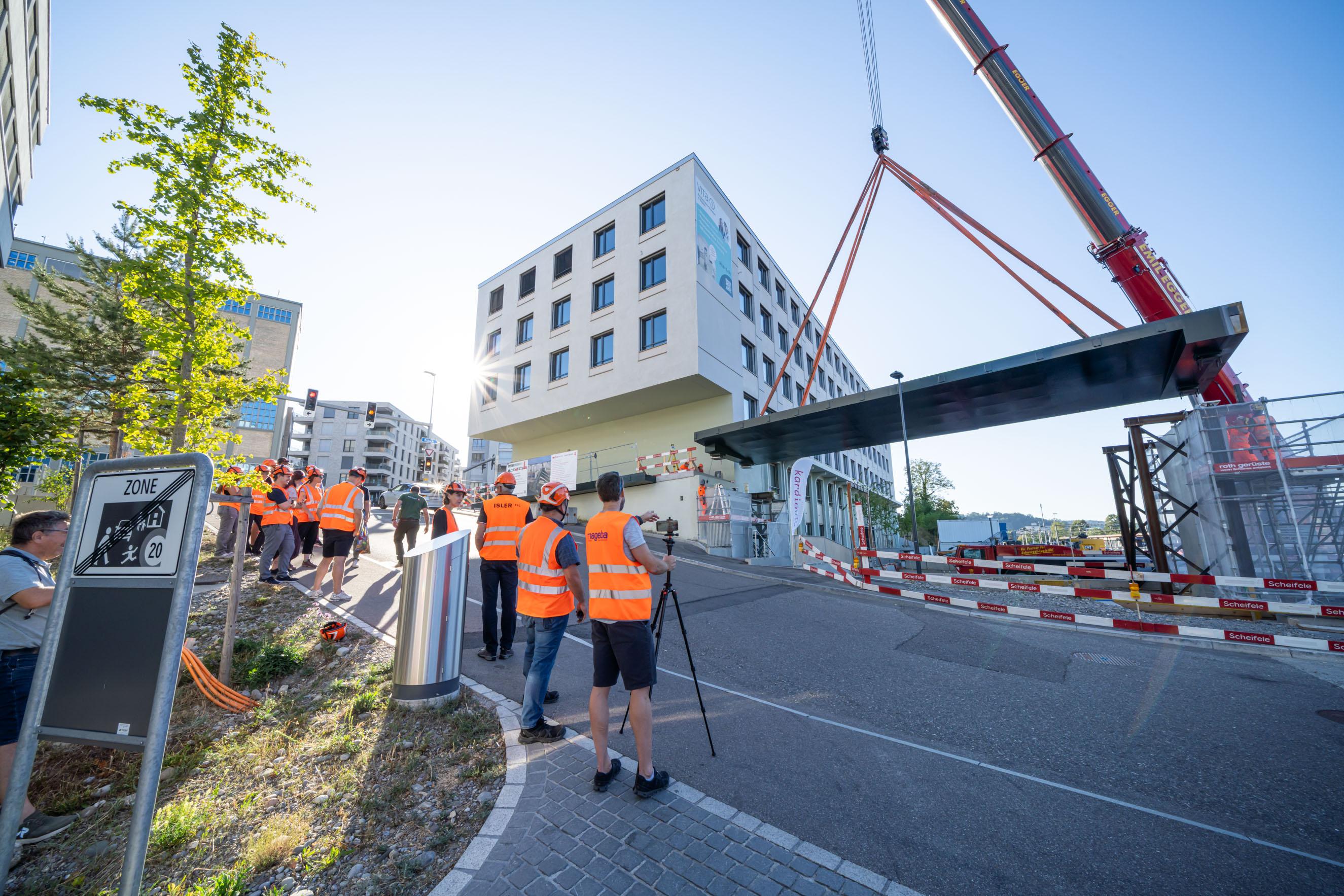 Zentimeter-Arbeit bei der Platzierung. Das Interesse bei der Einhub-Premiere ist gross.