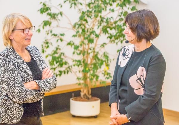 Marianne Hollinger mit Gastreferentin Ursula Renold.