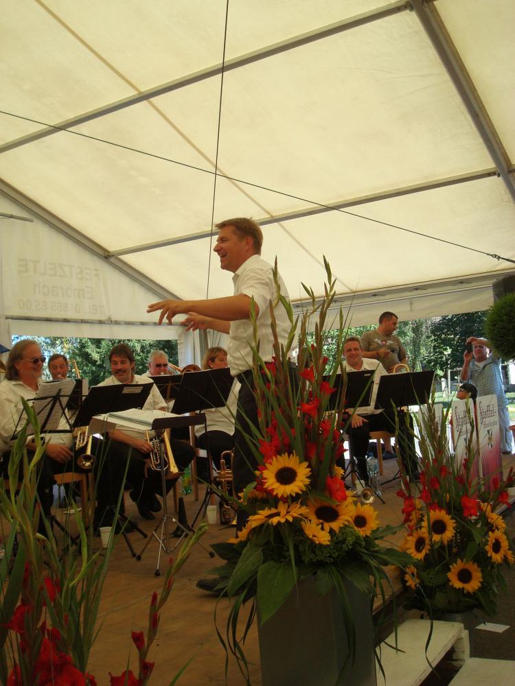 Toni Brunner beim Dirigieren der Stoffelmusikanten2