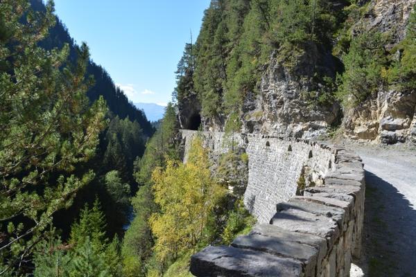 Zügenschlucht mit den Farben des herbstlichen Waldes