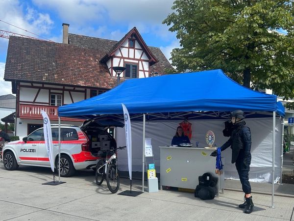 Der Informationsstand der Stadtpolizei Affoltern am Albis – ein Ort für Fragen, Anliegen und den direkten Austausch mit der Bevölkerung.