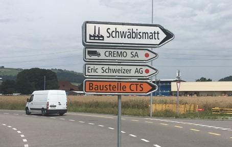 Betriebswegweiser an Strasse