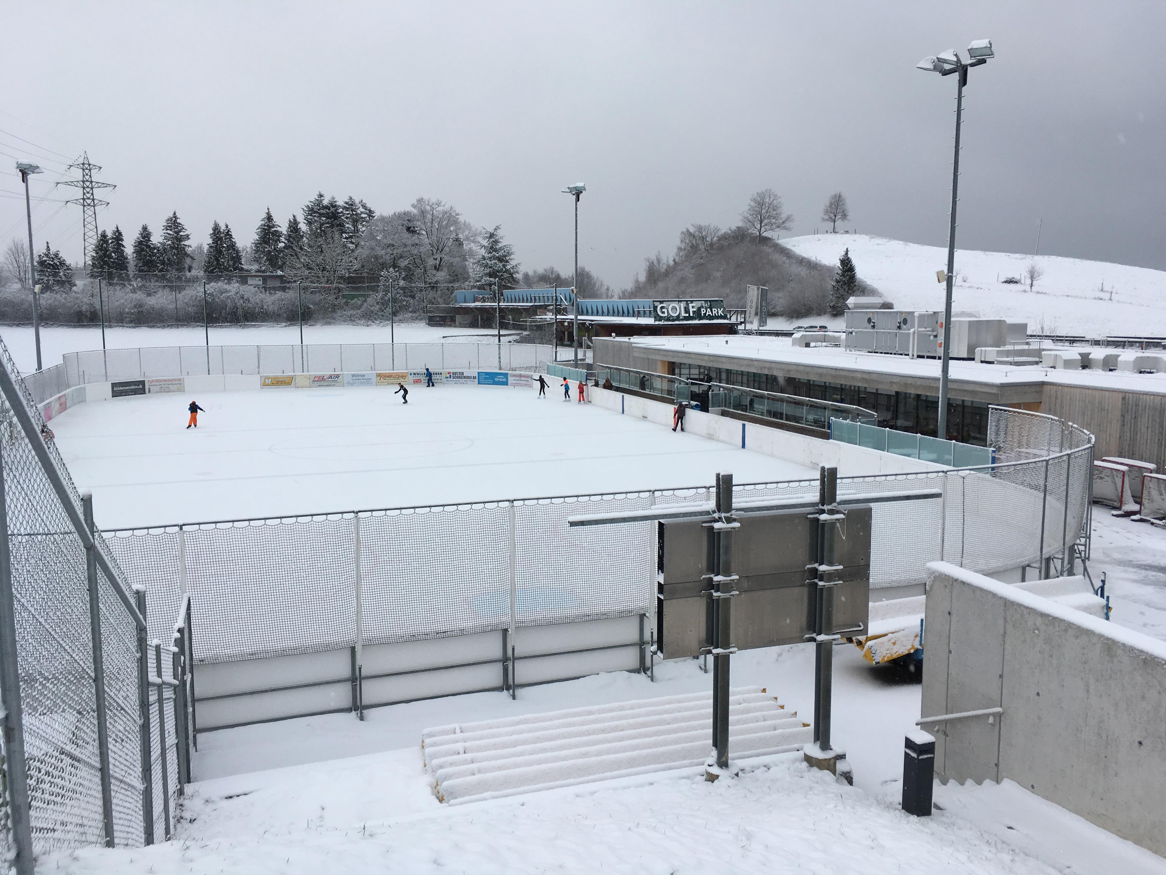 Verschneite Eisbahn Brand im Winter 2019