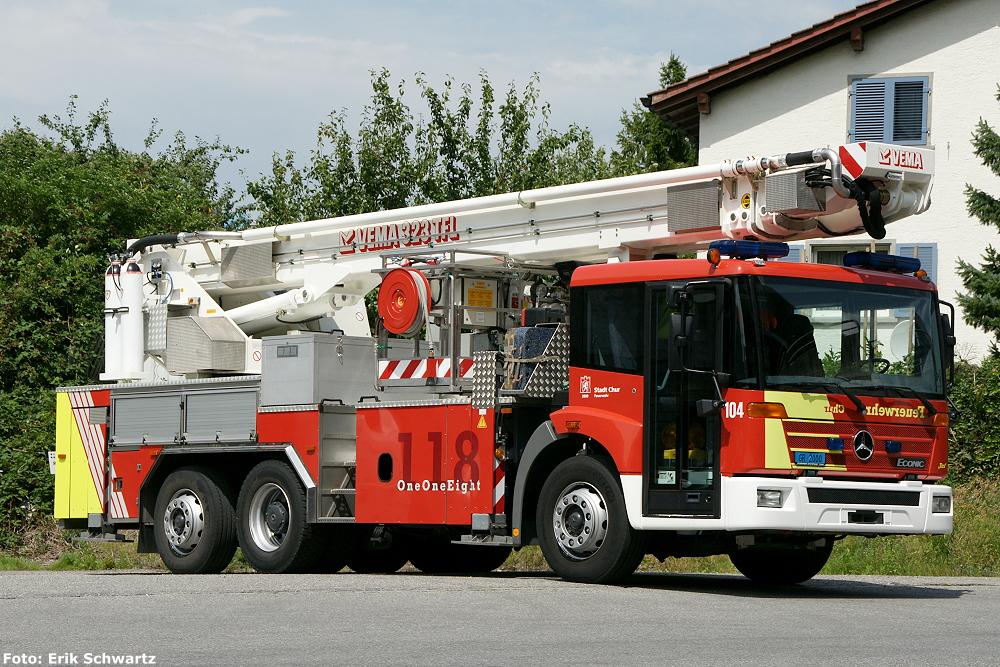 Jahrgang: 2000
Typ: Mercedes Econic
Aufbau: Vema 323 TFL (TeleskopFireLift)
Motor: 6-Zylinder 280 PS
Getriebe: 5-Gang Automat
Höhe: 3.30 Meter
Länge: 9.70 Meter
Breite: 2.50 Meter
Gewicht: 20 Tonnen
Arbeitsbereich: Höhe 32 Meter, seitliche Reichweite 18 Meter
Wasserleistung Pumpe: 2'500 l/min.
Wasserwerfer: Am Korb ferngesteuert 2'300 l/min.
Spezielles: Rettungsschlauch (Personenrettung)