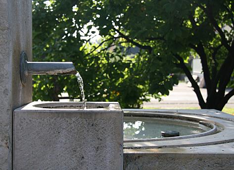 Ein Bild, dass einen Brunnen in Nahaufnahme zeigt.