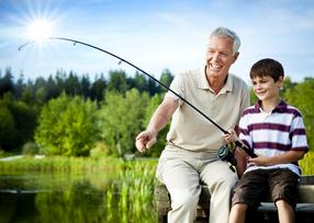Mann mit Sohn am Fischen