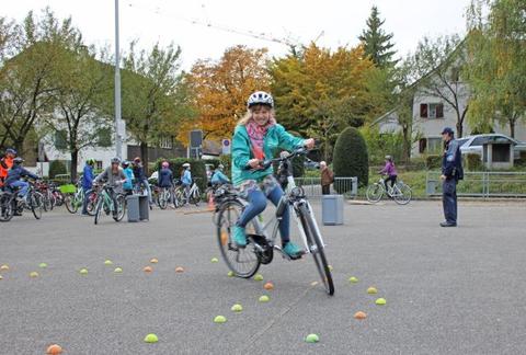 Schulkind fährt mit dem Velo durch den Parcours