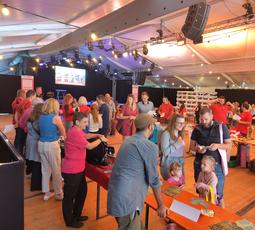 Rund 35 Vereine präsentierten sich im Hema-Zelt den Neuzuzügerinnen und Neuzuzügern.