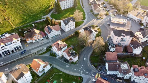Das Walzareal in der Bildmitte im Herzen des Dorfzentrums