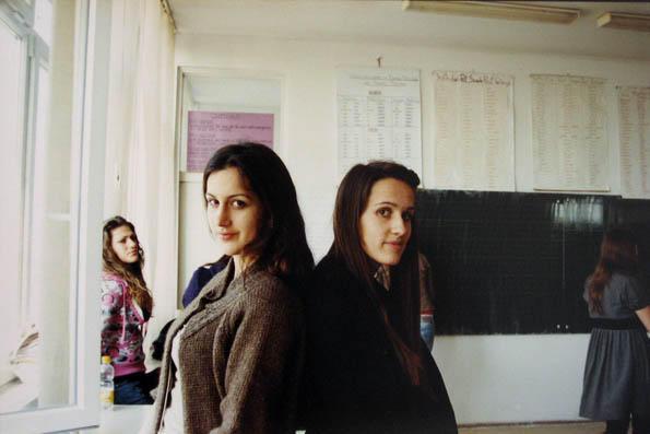 Prijateljice iz razreda u pokušaju da naprave slike kao pravi modeli.
Freundinnen aus meiner Klasse beim Versuch ein Foto wie echte Models zu machen.