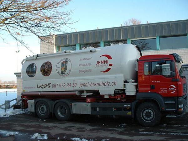 Die Pelletanlieferung mittels Lastwagen. Dieses Fahrzeug kann 14 Tonnen laden.
