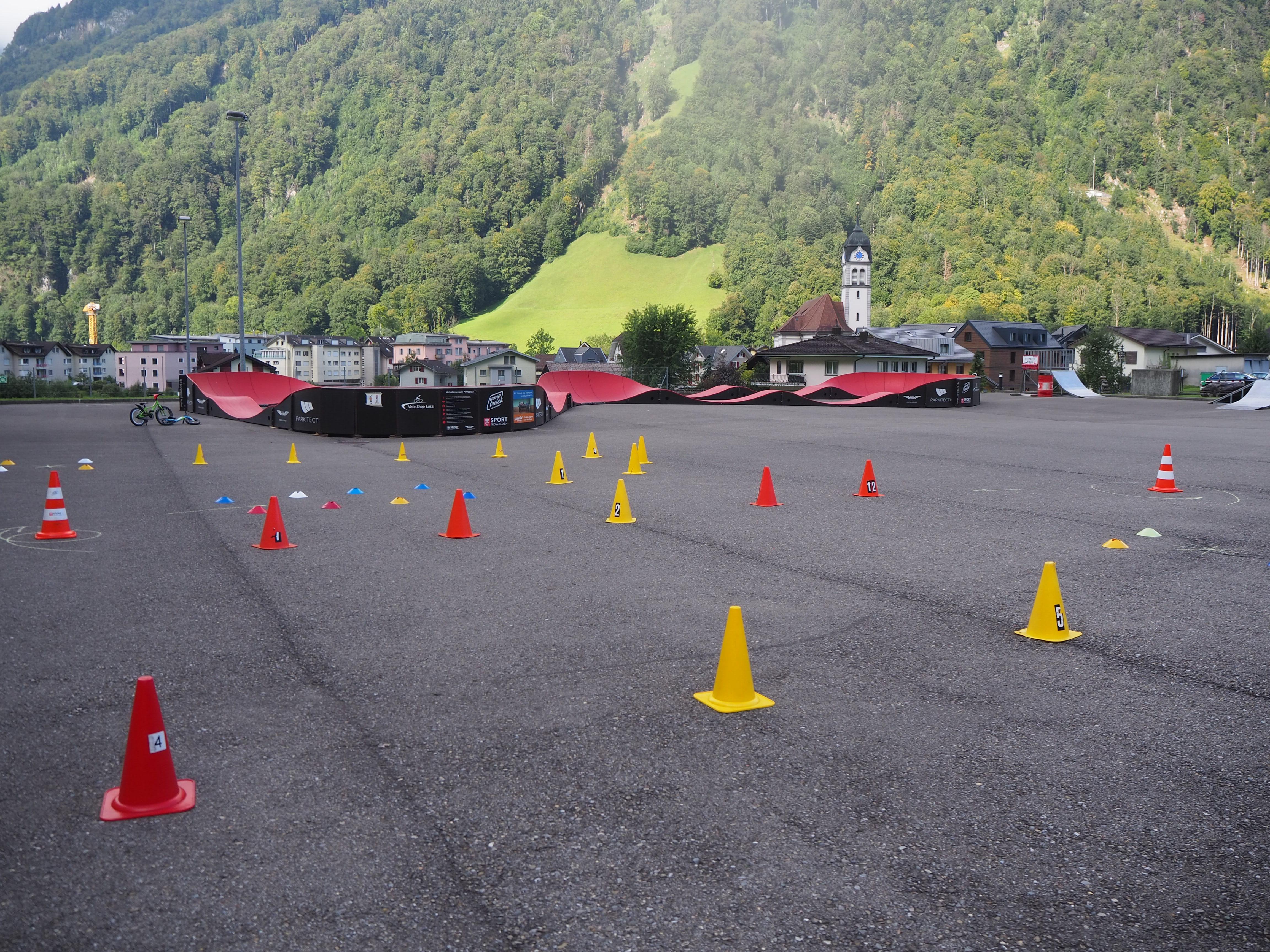Der Parcours für die Kickboard und Fahrräder steht.