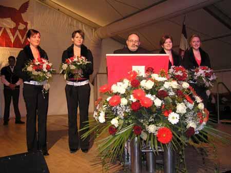 Der regierungsrätliche Medienbeauftragte hat es übernommen, durch den Abend zu führen.
Begleitet wird er, wie auch die nachfolgenden Redner, von den Ehrendamen Jasmin Büttiker, Martina Gottburg, Sabine Meile und Christine Ackermann (v.l.n.r.).