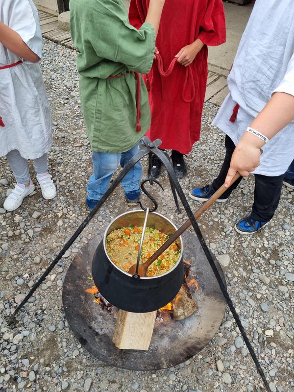 Kochen auf dem Feuer _ römisch Übernachten
