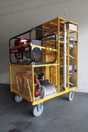 Breite: 860mm
Länge: 1230mm
Höhe: 1670mm
Gewicht 330 kg

Beladung:
1 Notstromaggregat 6.5 kW
1 Kabelrolle 25m, 380 Volt
2 Kabelrollen 50m, 220 Volt
2 Scheinwerfer 1000 Watt, mit Dreibeinstativ
2 Scheinwerfer 500 Watt, mit Stativ
2 Lichtmast mobil, Höhe 4m
2 Scheinwerfer 1000 Watt für Lichtmast
2 Verlängerungskabel 220 Volt, Länge 10m
1 Elektroverteiler 380 Volt / 220 Volt