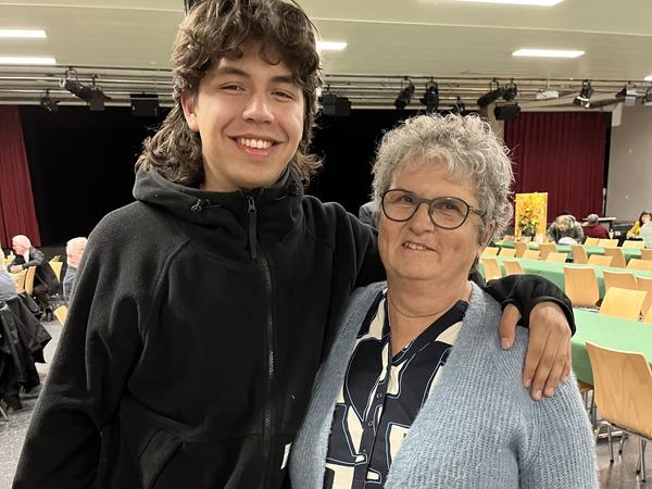 Als Vorbild: Die Preisträgerin Marianne Gysin mit Enkel