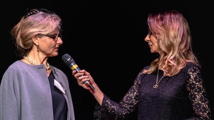 Barbara Thalmann beim Interviwe auf der Bühne