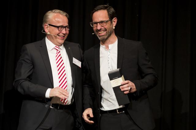 Abschluss der Veranstaltung mit Stadtpräsident Werner Egli und Moderator des Abends Christian Zwinggi (r.)