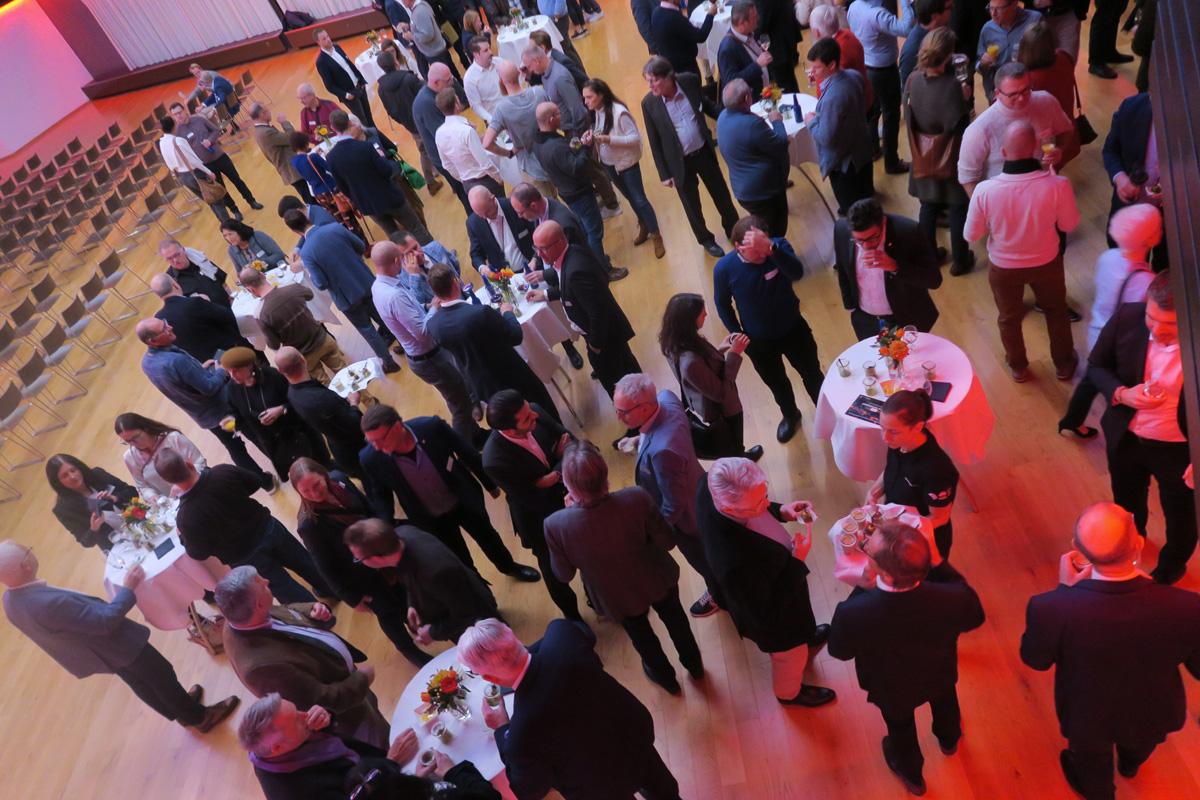 Zahlreiche Besucherinnen und Besucher beim Apéro