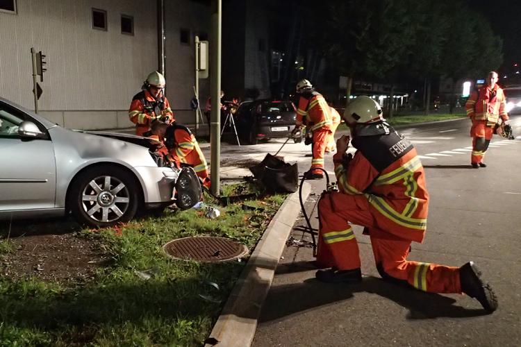 Bei der Verzweigung Breiten sind erneut zwei Personenwagen kollidiert. Die Strassenrettungsgruppe sichert die stark beschädigten Autos, reinigt die Fahrbahnen und räumt die Unfallstelle.