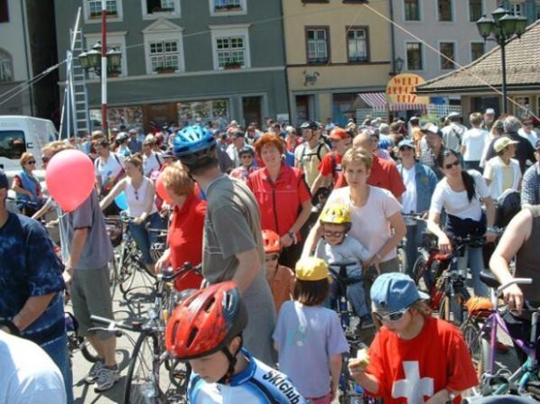 Ein Stau in der Altstadt von Laufenburg. Nichts geht mehr.
