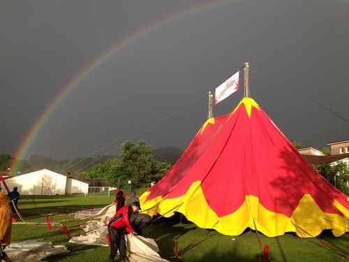 Zirkuszelt mit Regenbogen