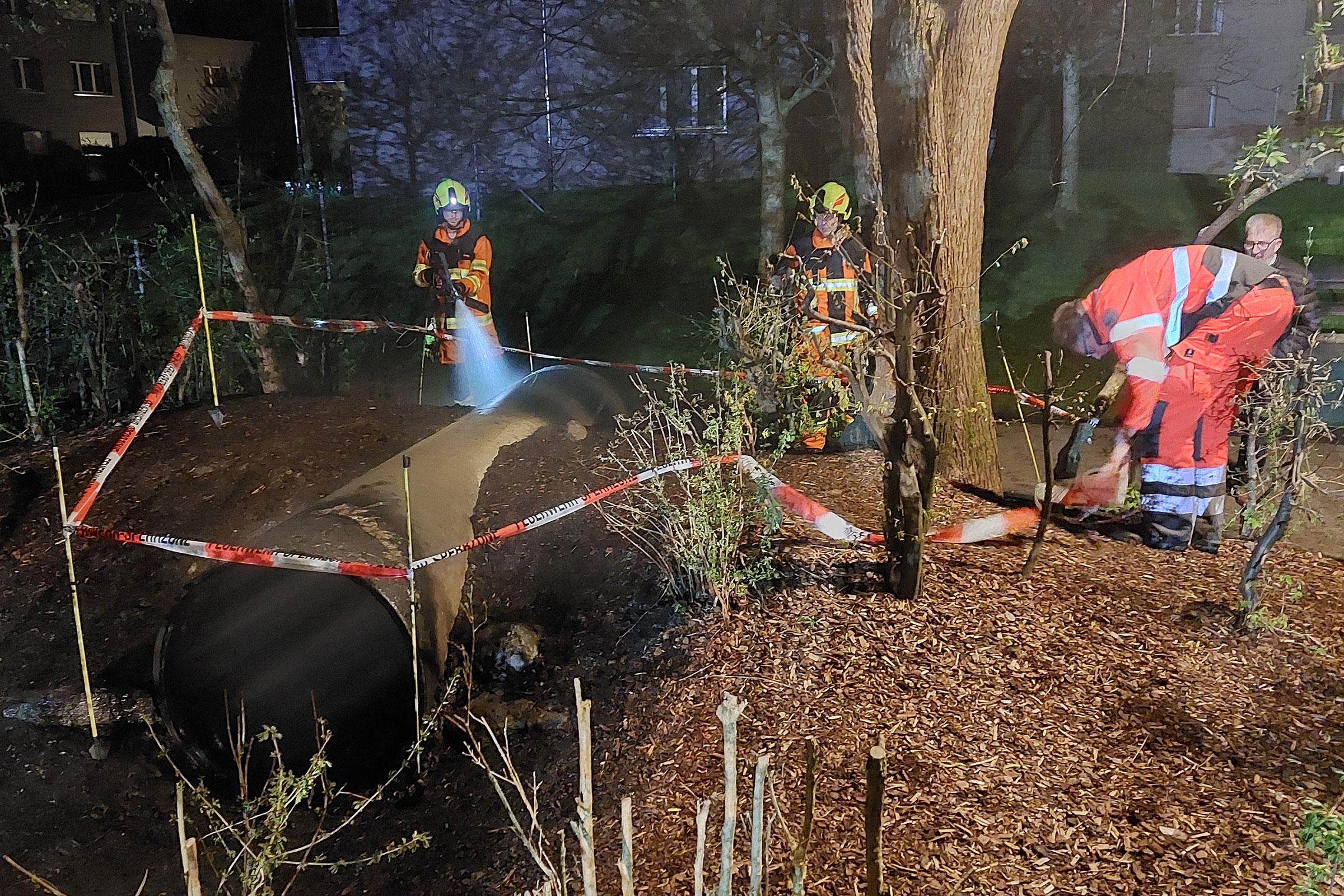 Die Ersteinsatzgruppe löscht auf einem Spielplatz einen Kunststofftunnel.