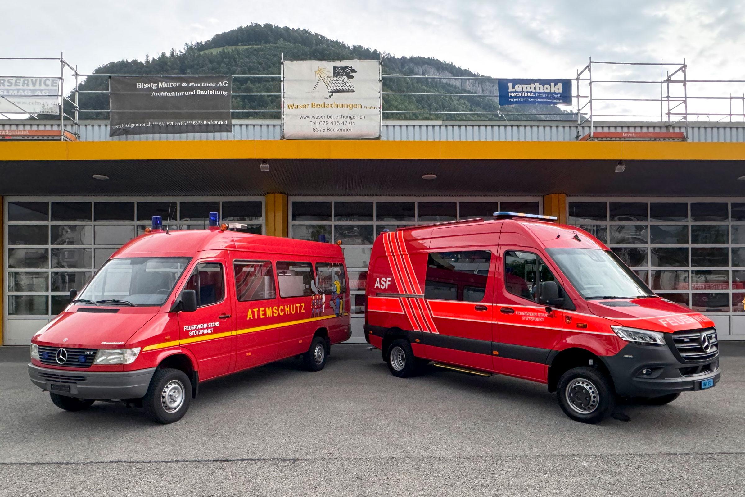 Ein neues Atemschutzfahrzeug (rechts) löst das 26 Jahre alte Vorgängerfahrzeug ab.