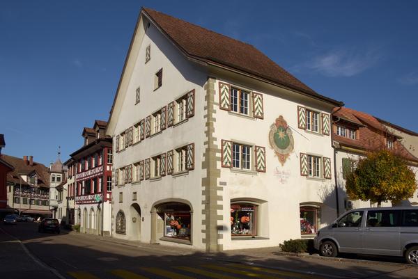 Zum neuen Schloss