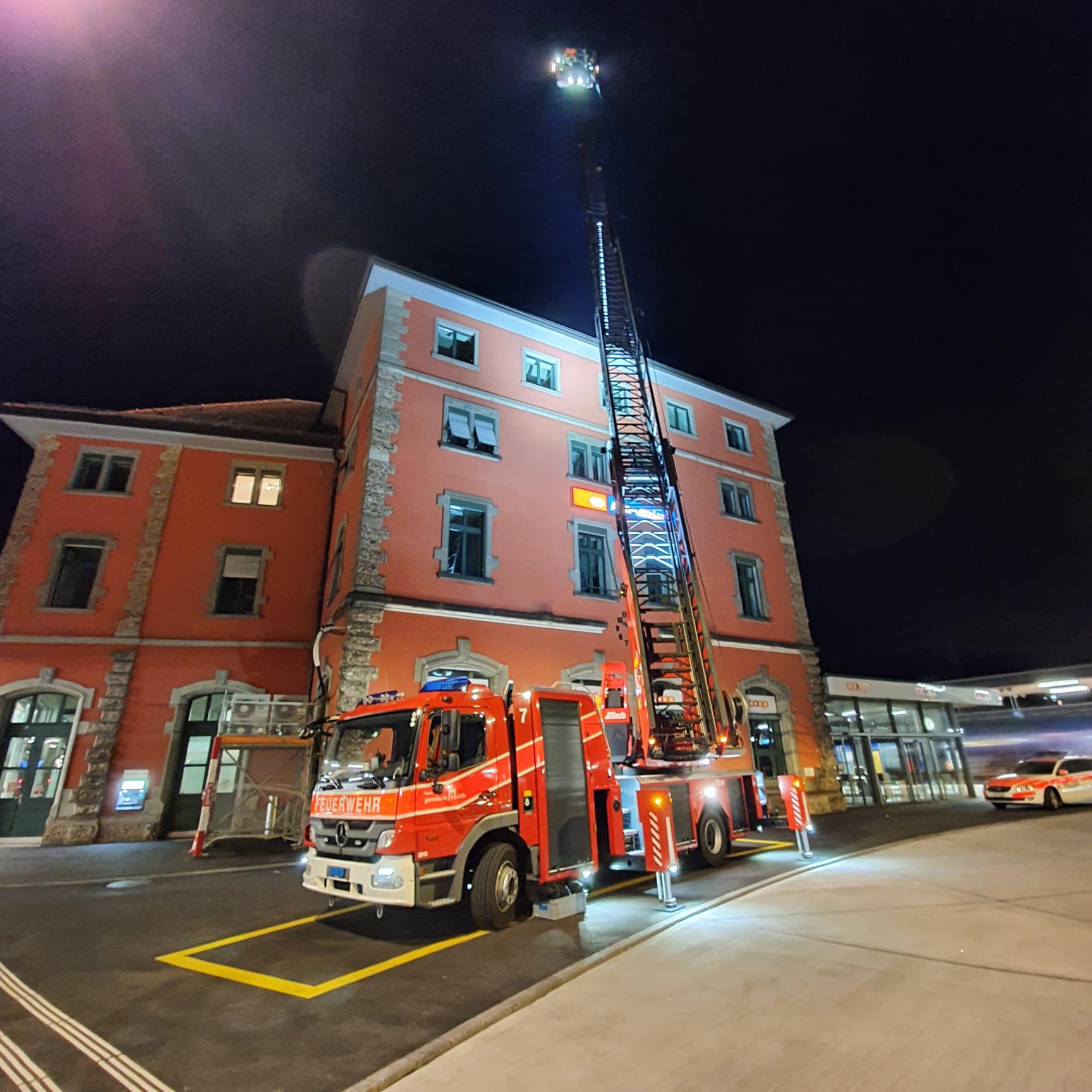 Stellübung Autodrehleiter am Bahnhofsgegbäude in Goldau