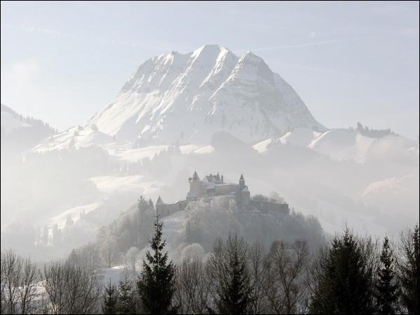La ville de Gruyères dans son cadre montagneux