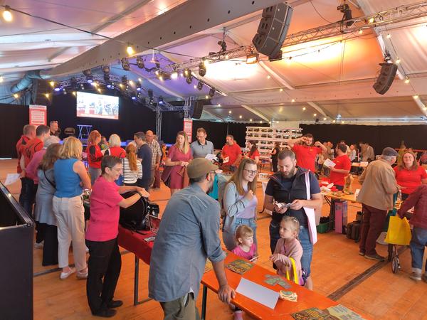 Rund 35 Vereine präsentierten sich im Hema-Zelt den Neuzuzügerinnen und Neuzuzügern.